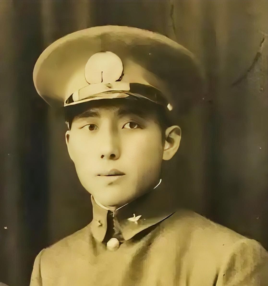 1937年8月16日中午，江苏扬州机场上空烈日当头，霍克3型战机整装待发，飞行员