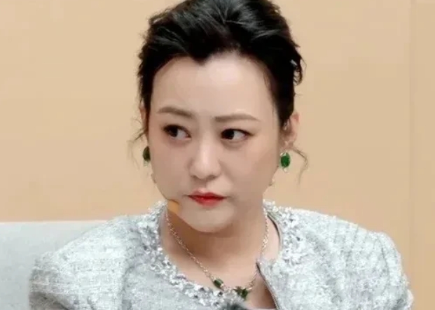 演员郝蕾说：“在我第二次离婚后，我特别的难过，哭着回到家里，我只想要从父母那里得