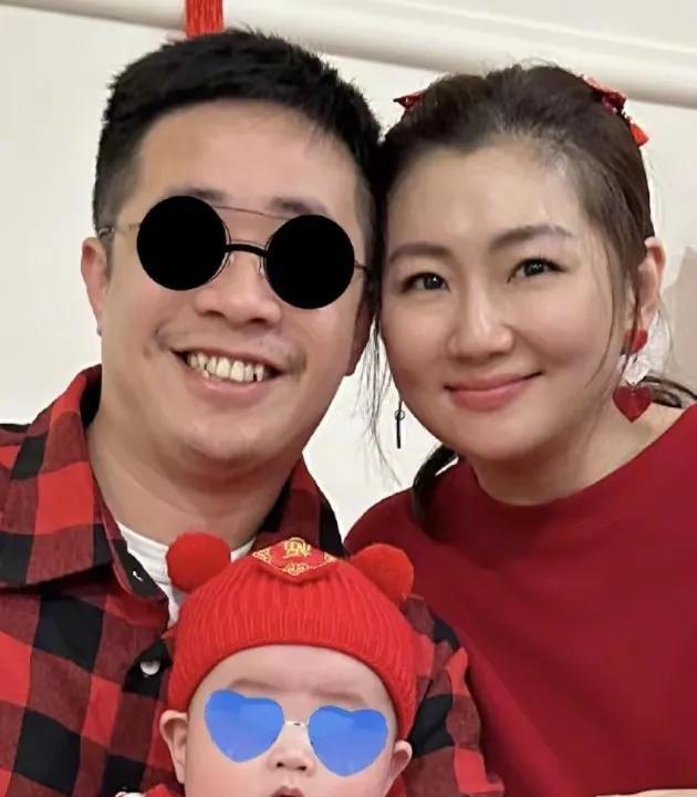 任家萱携男友和小森看演出，自信展示烧伤疤痕，感谢男友支持，生活质量提高。
任家萱