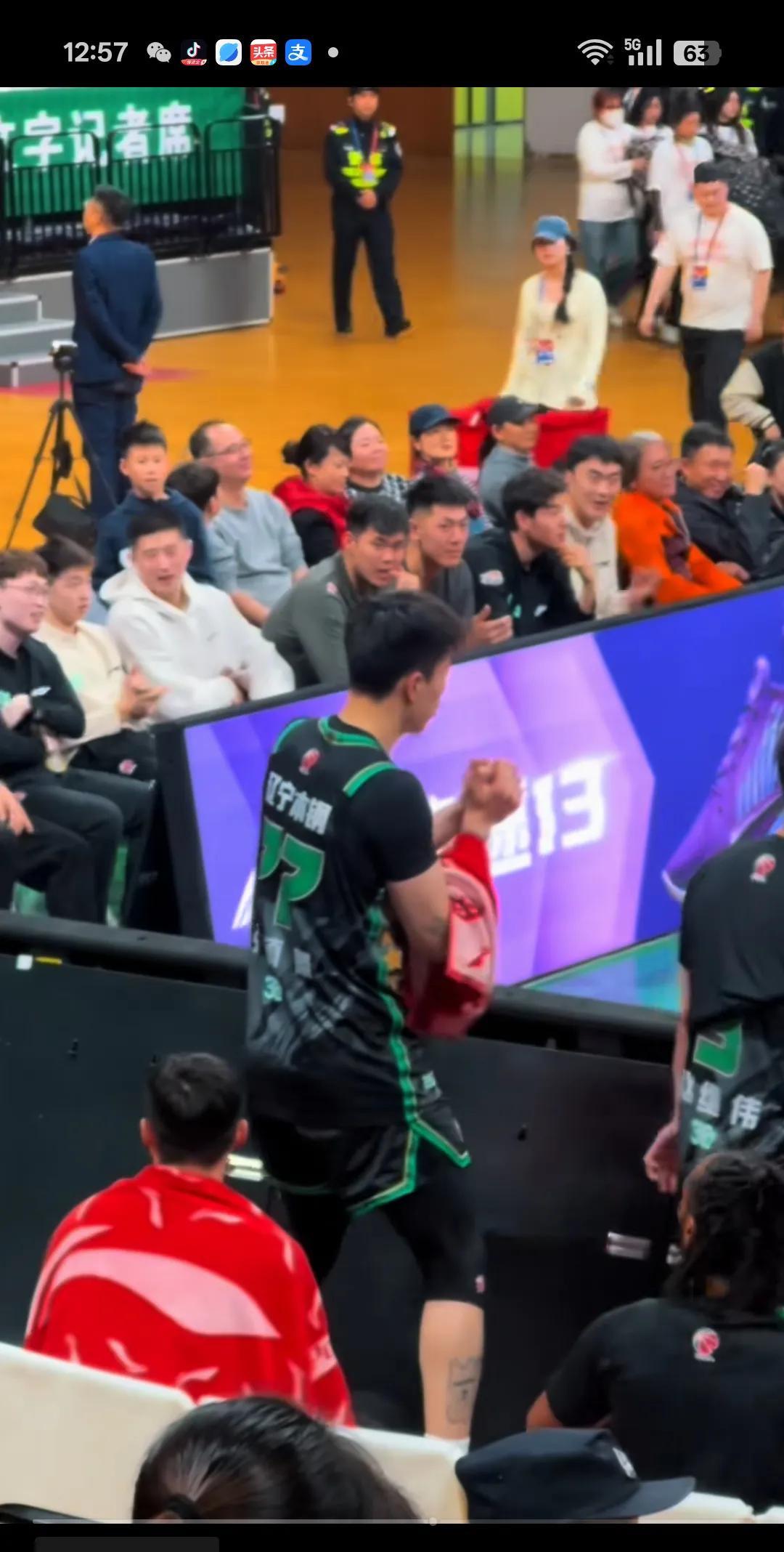 当年对奥利弗的大爆发，他的队友们都为他高兴。
张镇麟和福格在场下模仿奥利弗投篮，