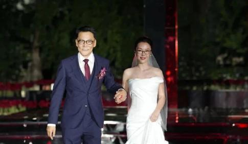 李国庆的浪漫婚礼，我发现有一点非常神奇。
不是大佬云集，张朝阳和俞敏洪等都到场祝