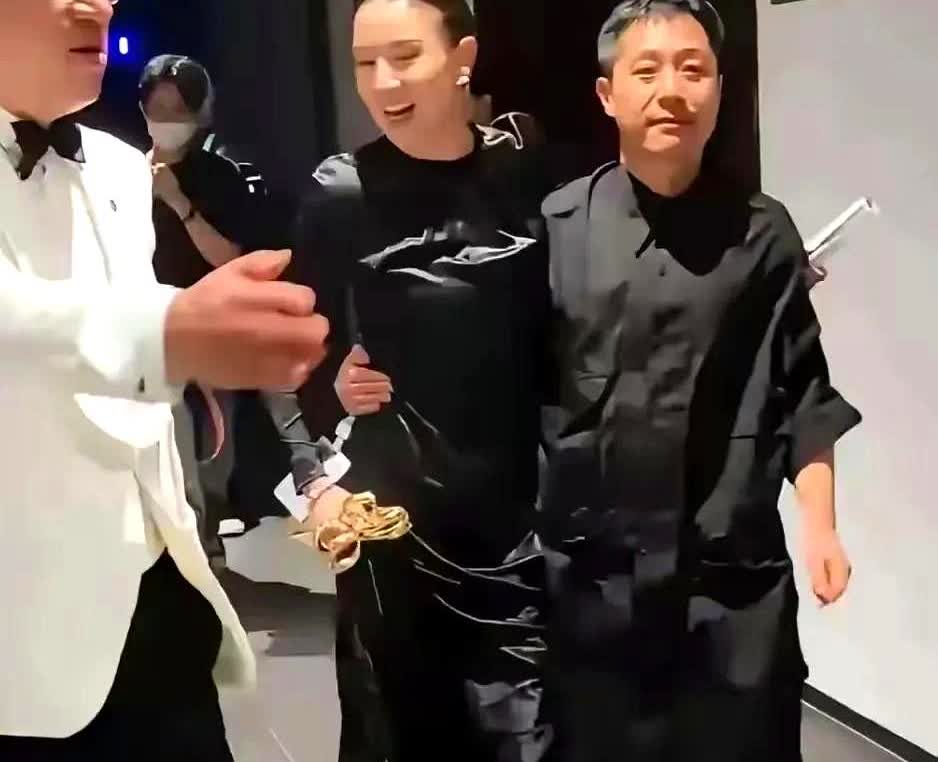 白玉兰奖颁奖礼上，宋佳手握奖杯被老公搂着腰退场的画面本来挺温馨，可镜头一扫过脚上