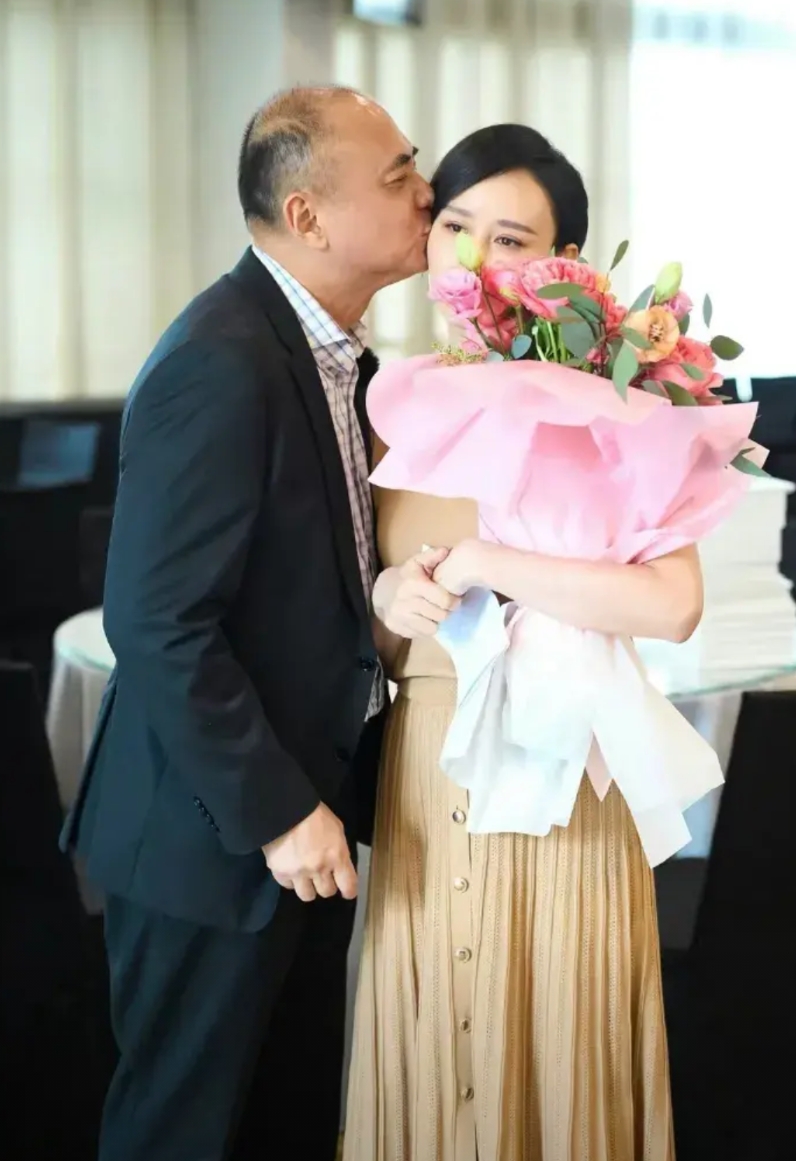 一直好奇，胡静老公又有钱，地位又高，为什么婚后变得这么“卑微”？直到现在，我才明