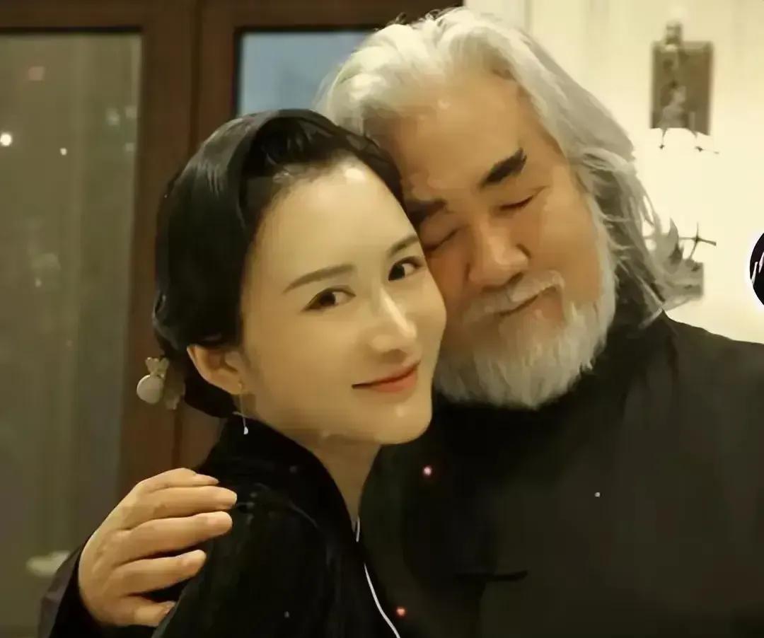 张纪中妻子杜星霖直播间哭了：是婚姻亮红灯？
近日，张纪中妻子杜星霖在直播间罕见落