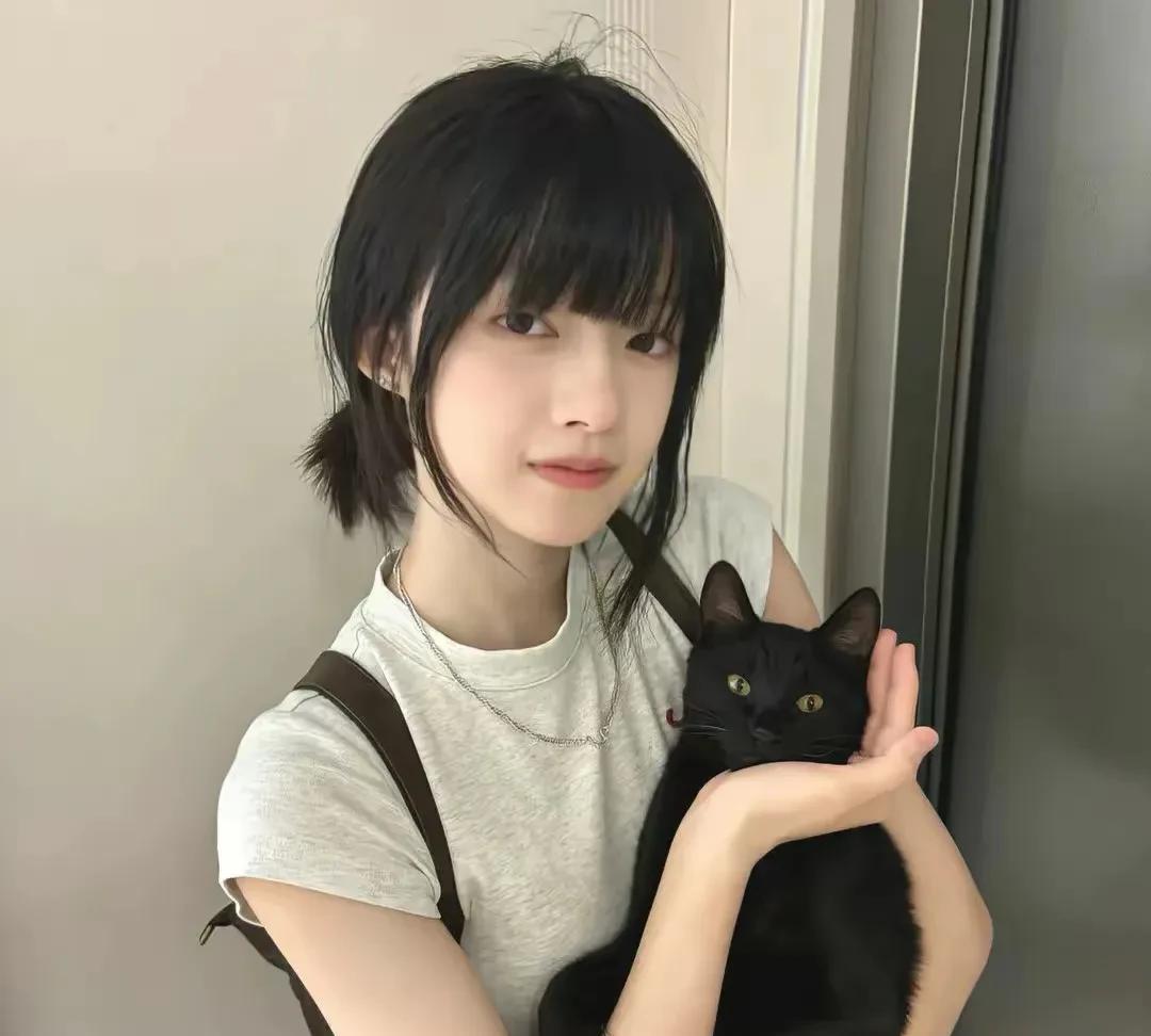 十二星座会因「颜控」而恋爱吗？
【双子，双鱼，射手】
他们三个星座喜欢长得好的，