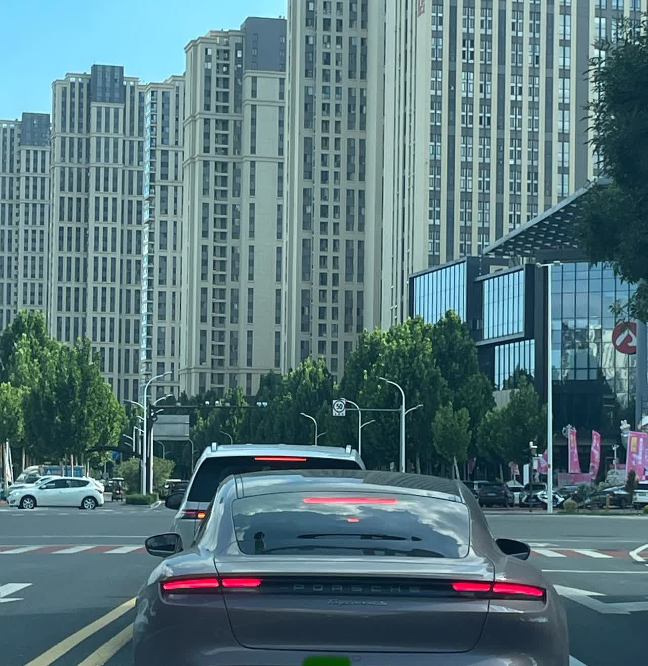 今天出门见到了一辆豪车
请教各位这是什么车？