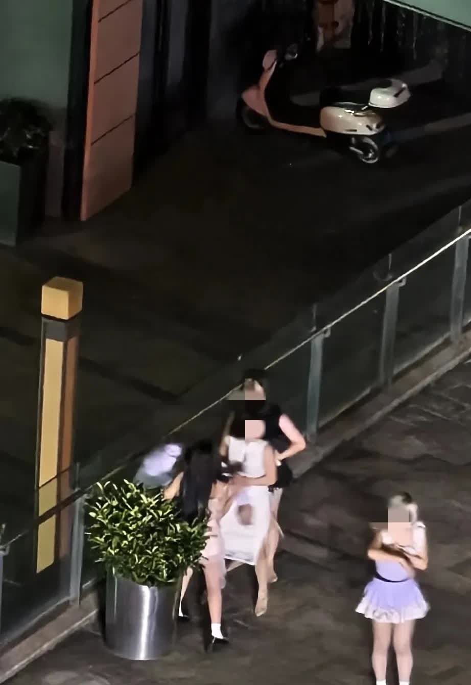 6月21日上海几名女子殴打一名男子，因女友在夜店上班，男子千里迢迢找了过来，唉现