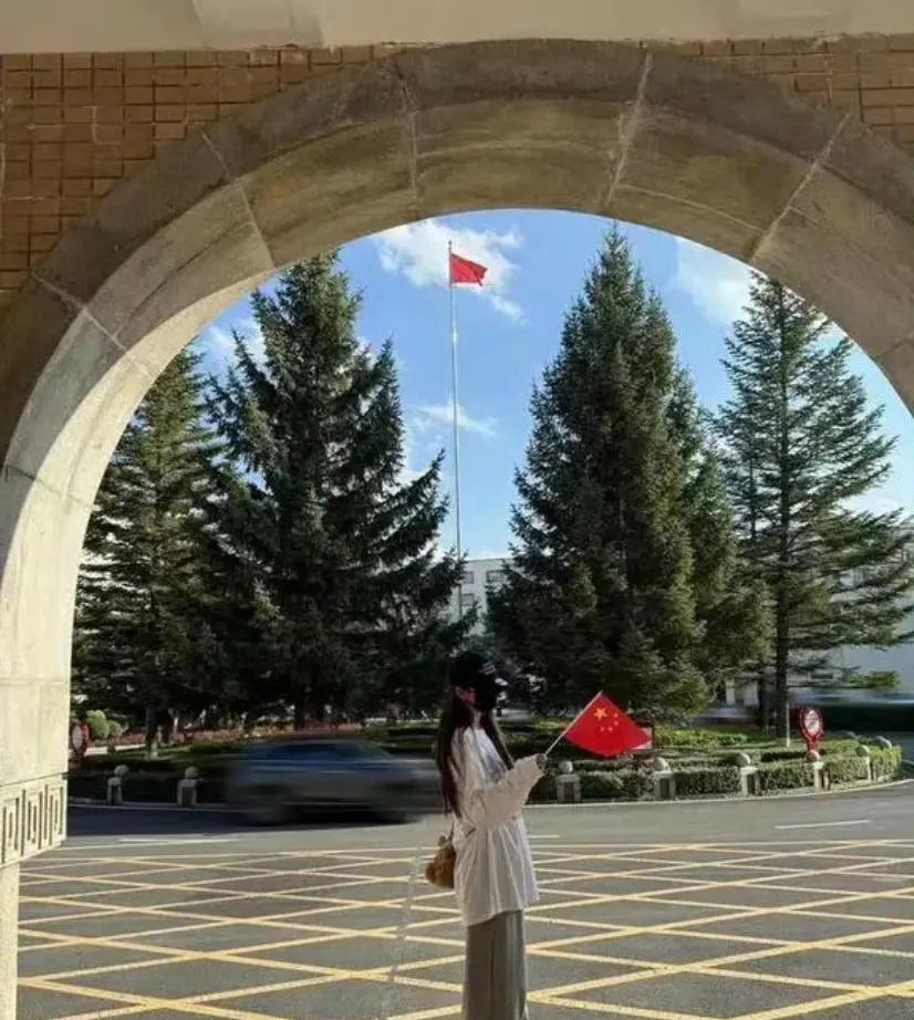 杨幂国庆不去景点打卡，却去了这个让人沉思的地方！当大家都在朋友圈晒美食、挤景区时
