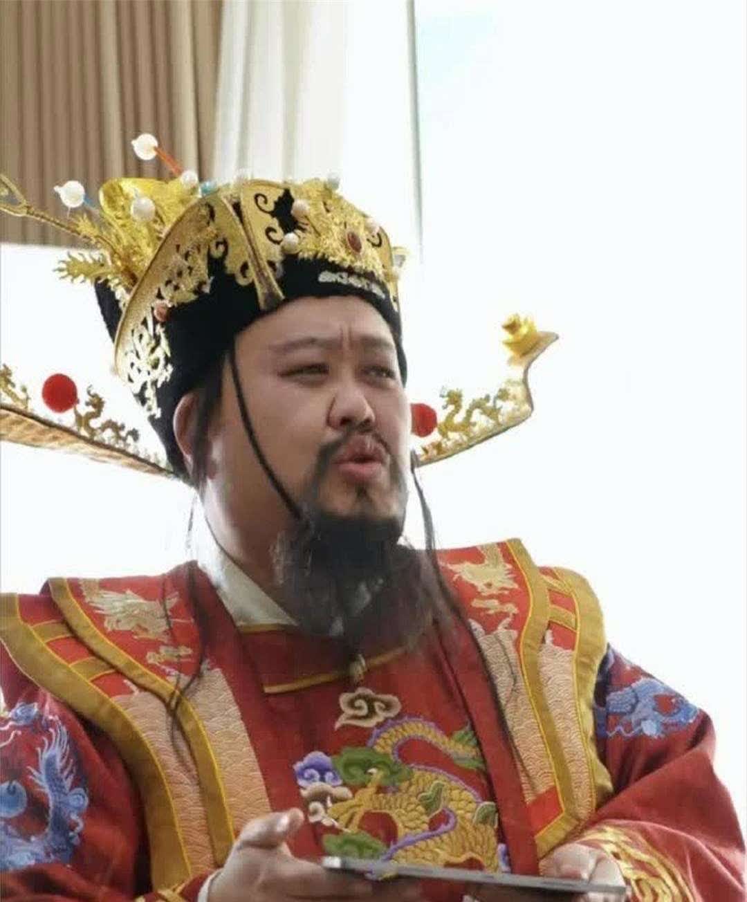 很久以前，有个小伙子去集市，突然遇到大雨，他找了个破庙避雨，晚上就躺在财神的神像