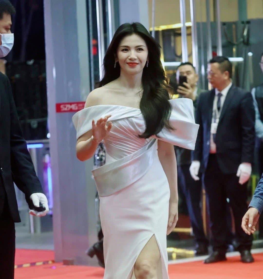 刘涛，168cm，长发如瀑，浅笑嫣然，每一步都踏出独属于她的从容与魅力。