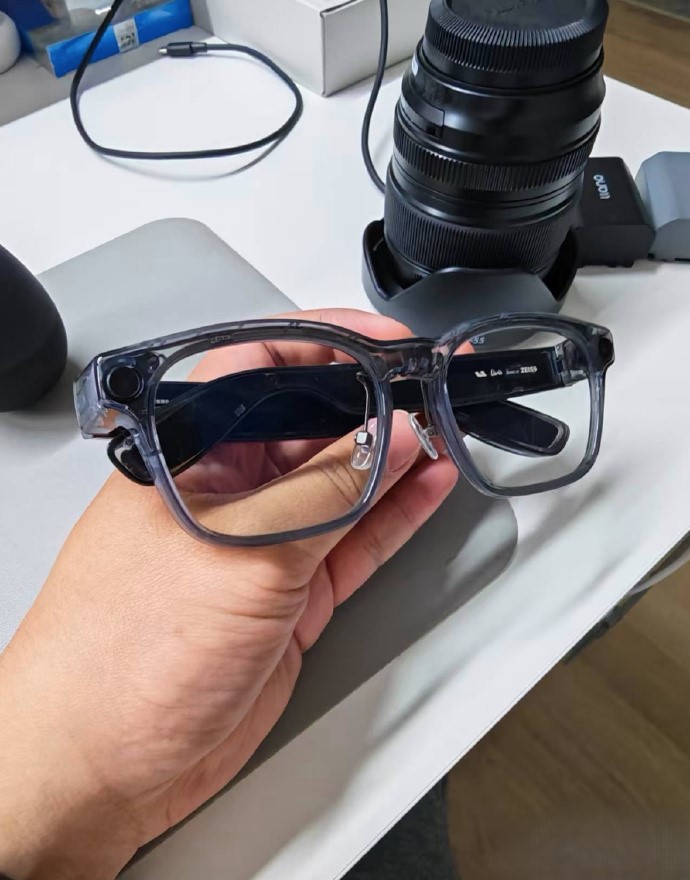 理想AI眼镜实拍图来了
不知道谁先发出来了
造型就是智能眼镜该有的样子，之前官图
