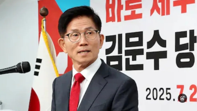 曾骂国民力量为垃圾桶，自称对
党首没有欲望的金文洙。
又现形了？
就如当初一再强