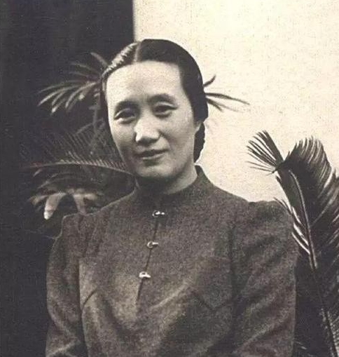 1950年，宋时轮在上海一家饭店用餐，可就在点菜的时候，他突然从服务员口中得知了