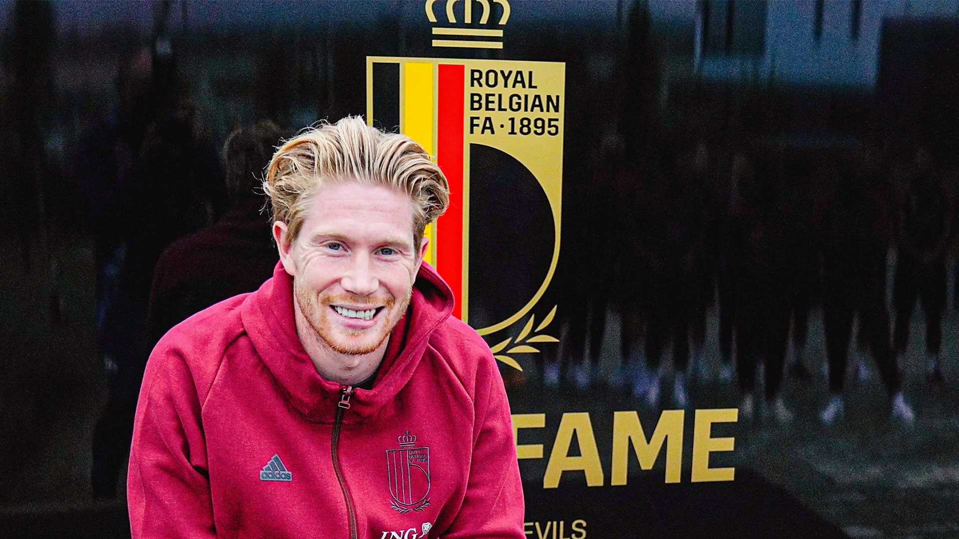 德布劳内在新闻发布会中表示：我会继续踢球，但至于去哪里，我现在还不知道。
我现在