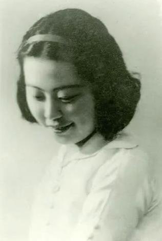 1945年11月，国民党秘密会议上，一人站起来指着蒋介石，愤怒地大声说：“说不定