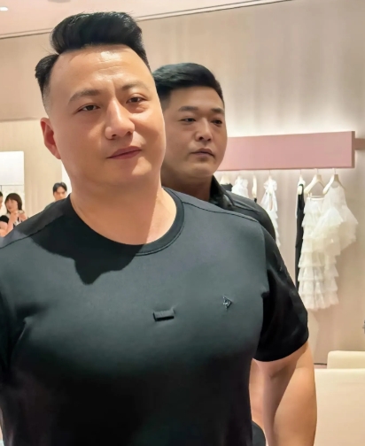 如果赵露思团队真解散的话，

强哥应该很难再去做保镖了，

原因很简单，不是他身