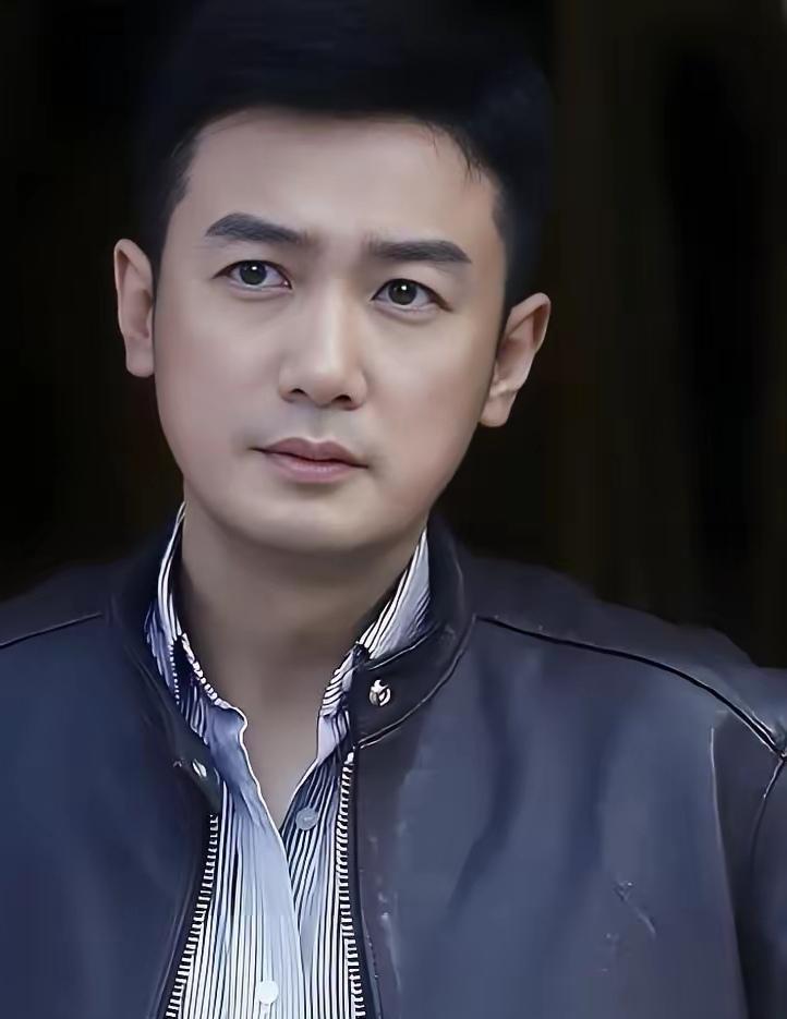 追剧《灼灼韶华》 剧中饰演褚韶华的哥哥褚韶中的演员巩峥，首先出场，我以为他是男一