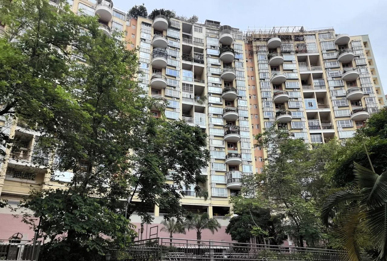 你喜欢高层住宅还是多层住宅
高层电梯房的好处是有电梯
房子新住得舒服
看外面的风