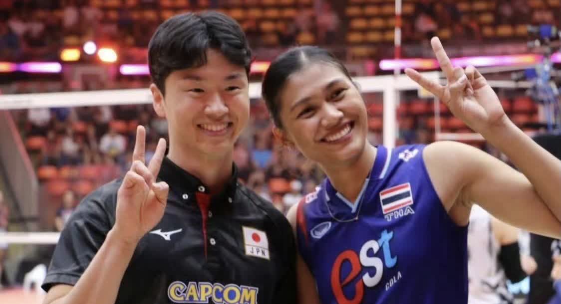 原来泰国接应平皮查娅的男朋友是日本女排的助教兼翻译吉田伸，祝长长久久、永远幸福