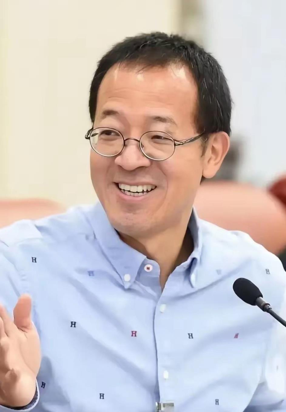 东方甄选又一位顶流跑了！
顿顿今天正式官宣卸任主播，合约到期不续约，只挂个“荣誉