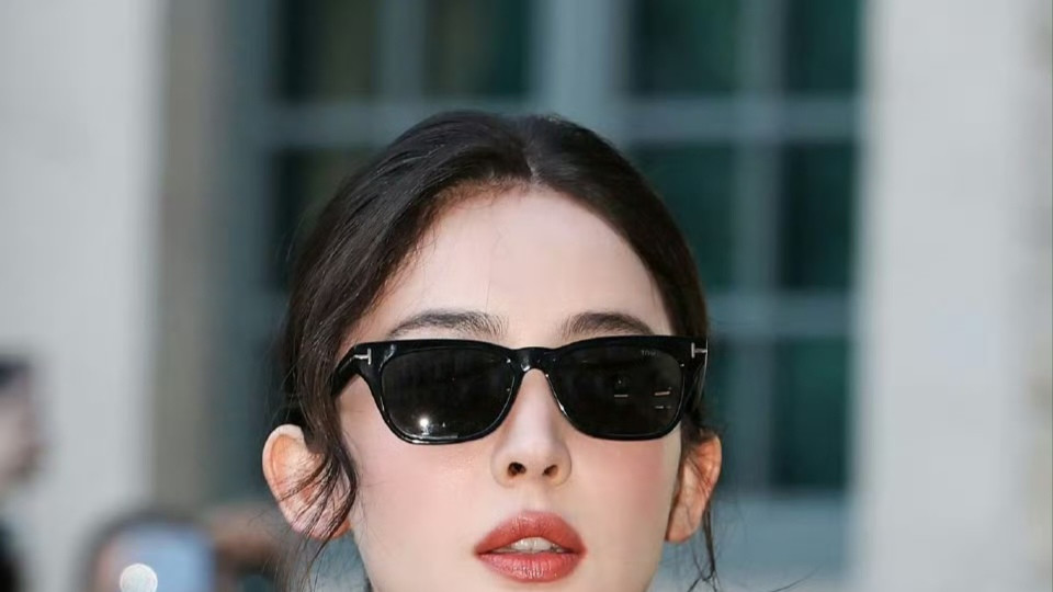 新疆双美巴黎时装周大放异彩，热巴娜扎美得让巴黎都“亮瞎眼”