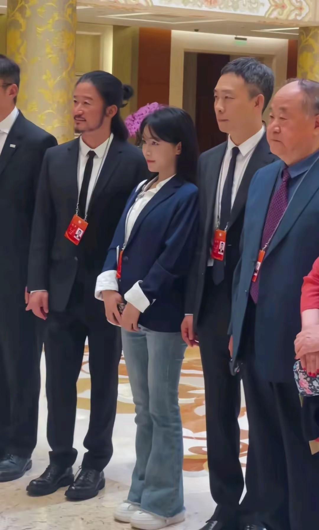 李子柒与大咖同框也是C位呢！      
李子柒面容姣好，但她并不是靠颜值取胜，