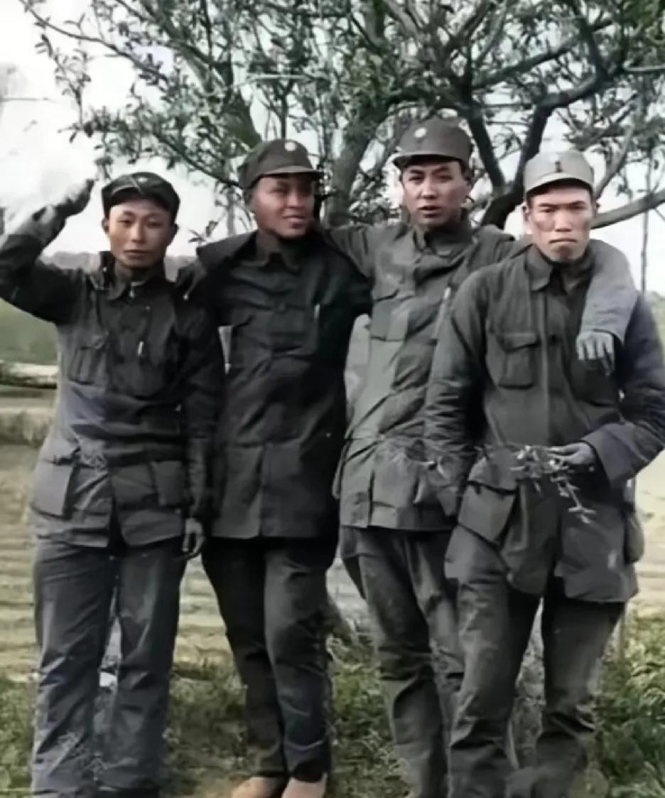 1940年的这张照片，定格了八路军115师教导第五旅首长们的风采。右边第一位，是