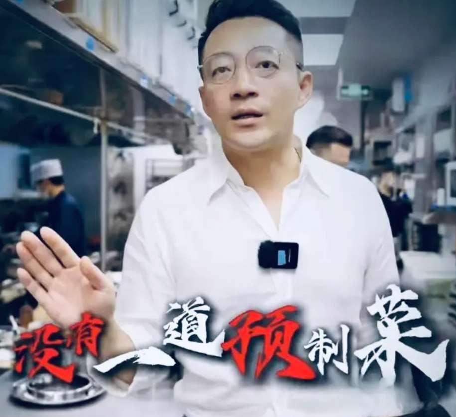 315这天，
汪小菲让全餐饮界颤抖了！
麻六记的直播镜头里，汪小菲直接把镜头怼到
