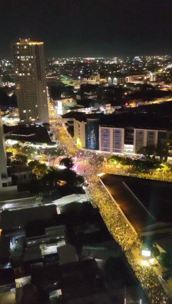 15万菲律宾人集体高呼“杜特尔特”，遥祝老杜80大寿，马科斯还睡得着吗？
28日