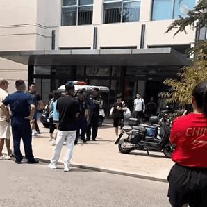 今日新鲜上训的莎莎，体总安保力度加强。
四五名安保人员陪同莎莎上车，
美国大满贯