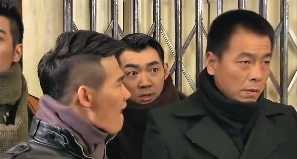嘎子哥之前的戏，被很多博主旧事重提，现在看看挺有意思的！
摸头发，吐舌头，这个情