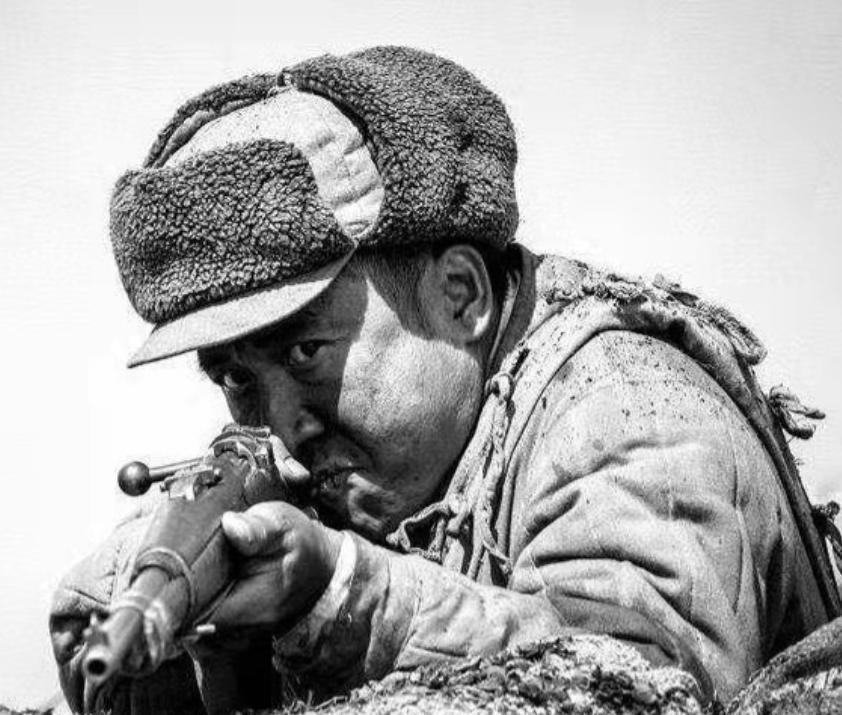1952年，朝鲜五圣山上，一名胆大的美国士兵竟然裸着身子朝着我军阵地的方向尿尿。