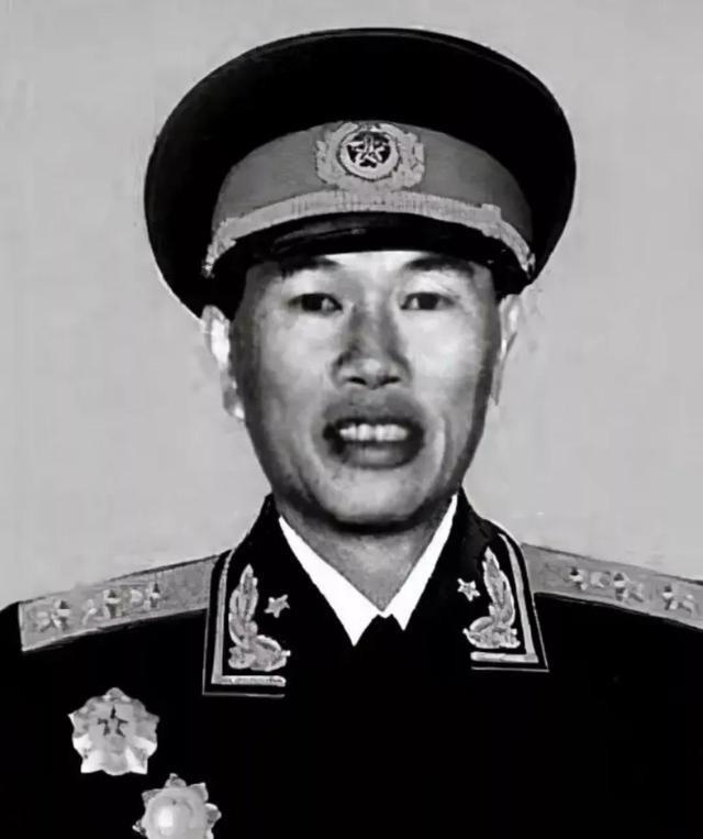 1949年，四野一个小战士在报纸上看到了邓华的照片，说：“他是我父亲。”指导员笑
