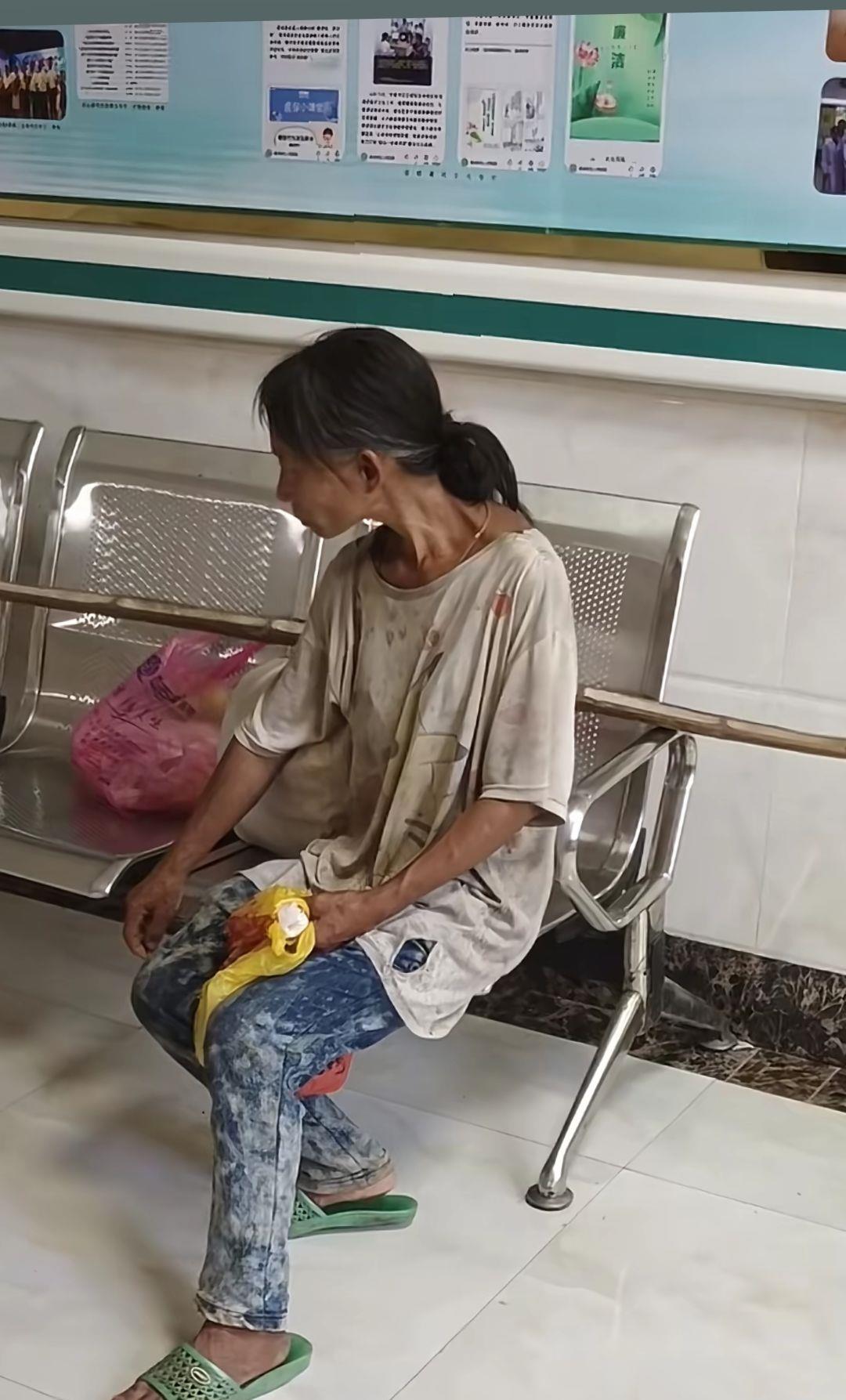 今天去医院 
无意间看见这一位
是谁的妈妈 谁的老婆
看见这一幕有点心酸
人活着