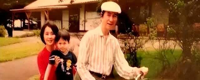 1986年，已经65岁的赌王何鸿燊跟26岁的梁安琪说：“你要是愿意做我第四个老婆