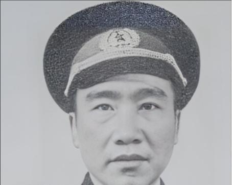 他是从山洞走出的将军，1955 年，在举行授衔仪式之际，他却猛地一把扯下肩章，而