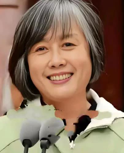 真不敢相信，曾经那么漂亮的她，现在也老了，她今年71岁了，真是岁月如歌。当年她主
