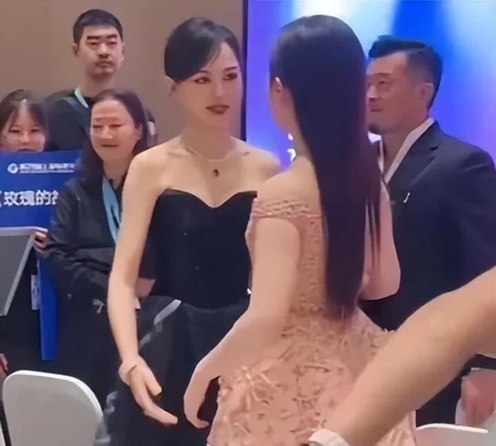 刘亦菲和唐嫣是娱乐圈真挚友谊的代名词，照片上两人亲密无间、相视而笑的模样,宛如一