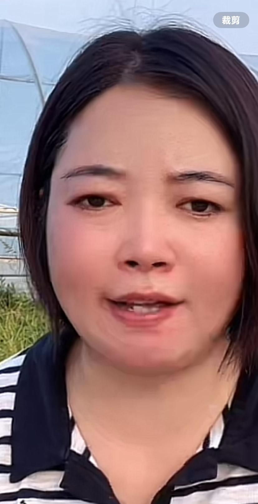 惊人的相似度！虽说是亲戚关系。不看不知道。一看惊下巴。你看她们都是有共同的大圆脸