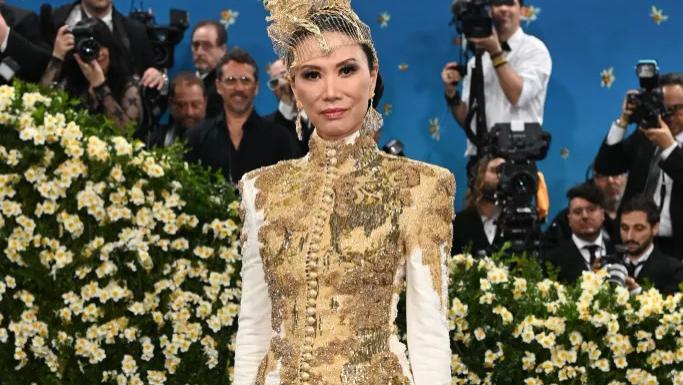 56岁邓文迪闪耀MetGala，戴塑料“金冠”被嘲廉价，还和24岁女儿撞鞋了！
