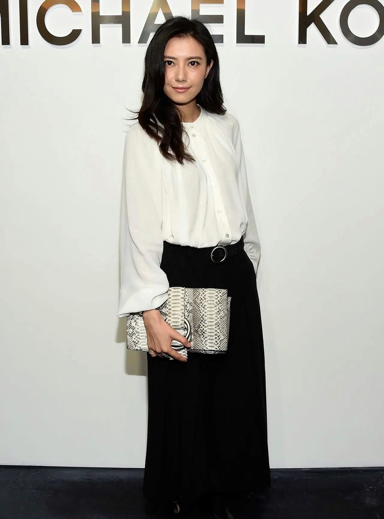 高圆圆，165cm，北京大妞周芷若，像吃了仙丹一样年轻又时髦。