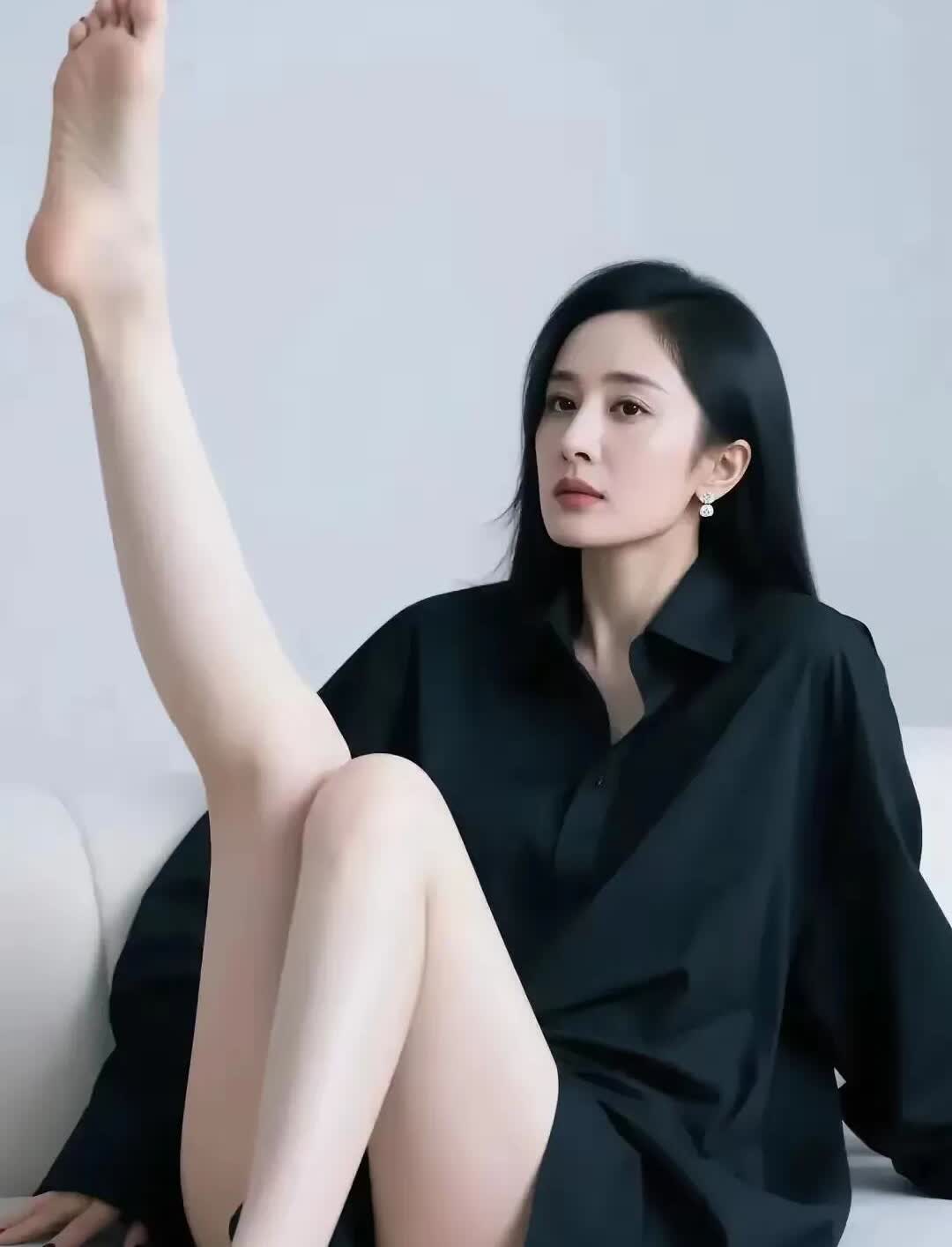 杨幂确实漂亮，长相精致，眼睛深邃，那优雅的气质，立体的五官，有颜值有身材，一双大