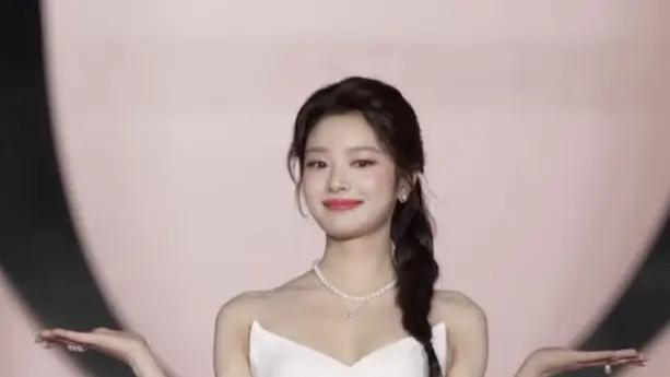 徐若晗一袭白裙惊艳四座，“玛丽猫系公主”成新晋红毯美学标杆