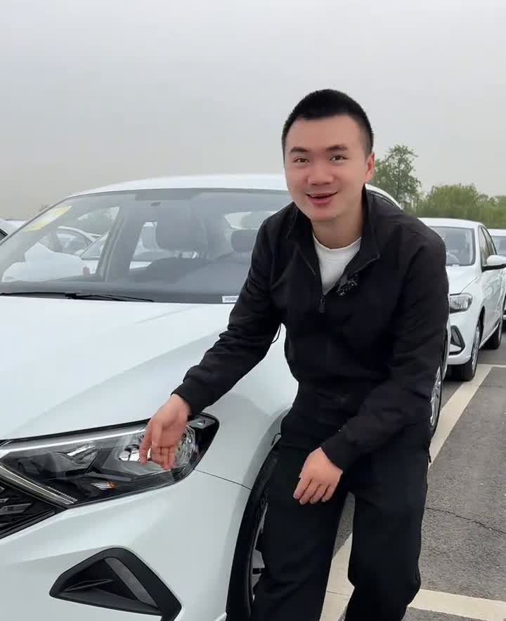 老司机都喜欢的真正的汽车。
兄弟们，这个就是什么都没有的车。没有自动大灯，没有