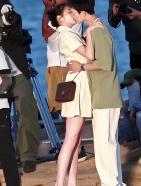 关晓彤、李昀锐在海边拍戏，真的很少看见她拍吻戏呀！