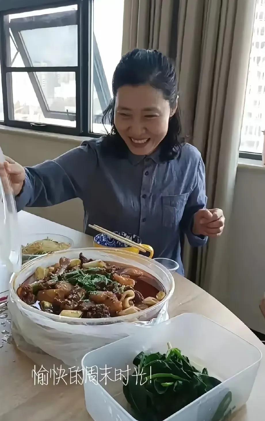 邵医生拯救了一个羊水栓塞的女人而她置于无休无止的网暴之中，她实在受不了以死明志。