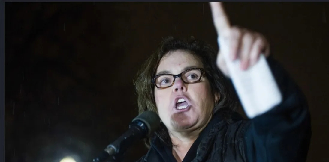 特朗普威胁剥夺主持人国籍











特朗普这次又闹大新闻了，他竟然扬