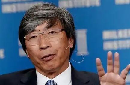 以“华医”自称的黄馨祥，多次向美国捐款，如愿拿到了美国籍，还变卖了中国的房产，最