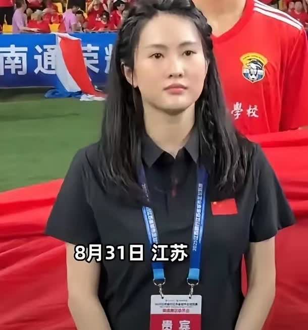 普通人她看不上，不普通的也看不上她，伏明霞和郭晶晶的婚姻有时代的背景和各种机缘，