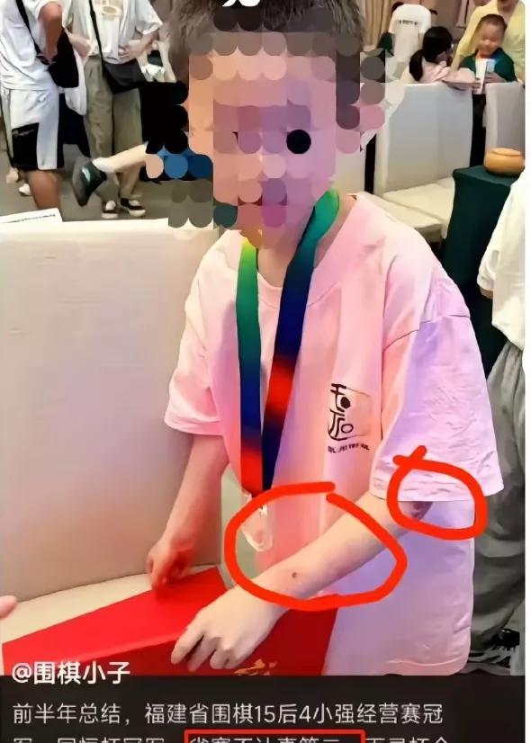 9岁围棋少年疑跳楼身亡！
都说是鸡娃的祸，远不止如此简单
而是离异父亲长期家暴让